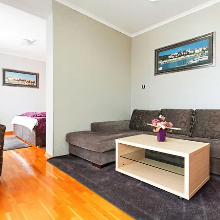 酒店 内维斯基加尔尼酒店