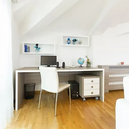 酒店 内维斯基加尔尼酒店 4*